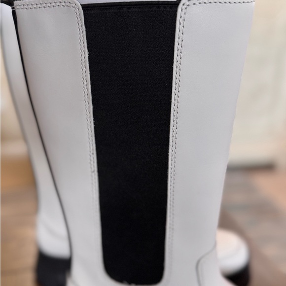 UGG Women's Cream and Black Winter Boots - Picture 13 of 14